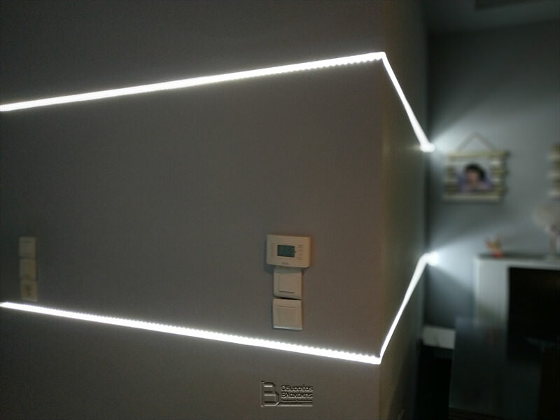 Κρυφός φωτισμός σε τοίχο στο διάδρομο με ταινία led
